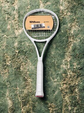 WILSON ULTRA UV RACQUET - GRAPHITE TRADITIONAL FRAME 4-3/8" GRIP 103 HEAD WHITE